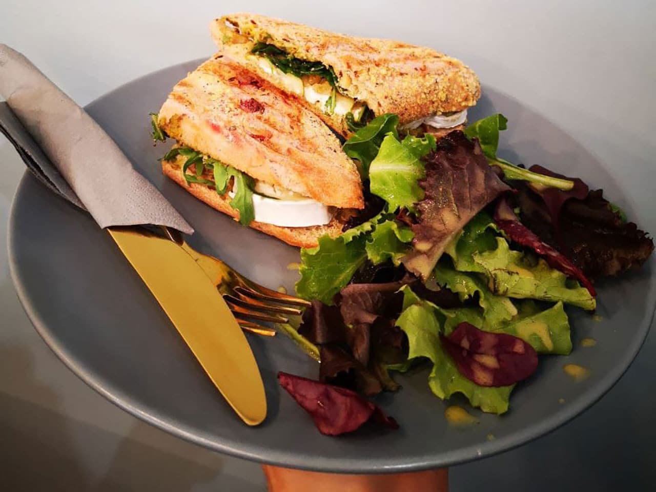 Belegtes Sandwich mit grünem Salat
